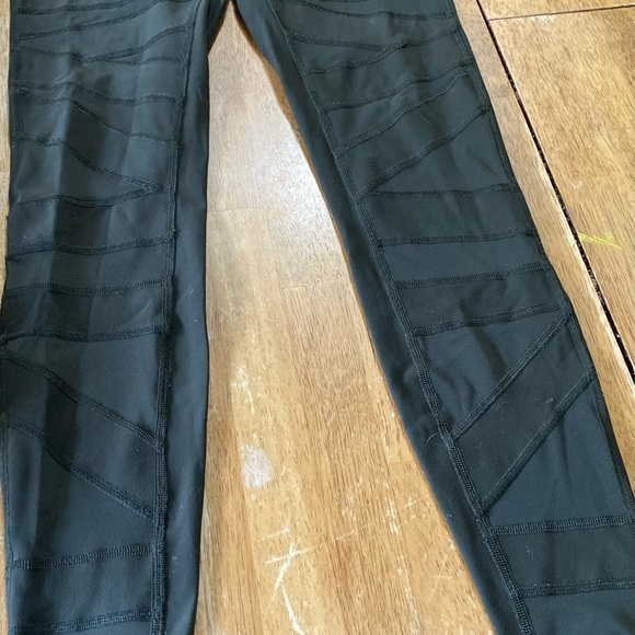 Beautiful lululemon leggings size 6 green color - Picture 11 of 11